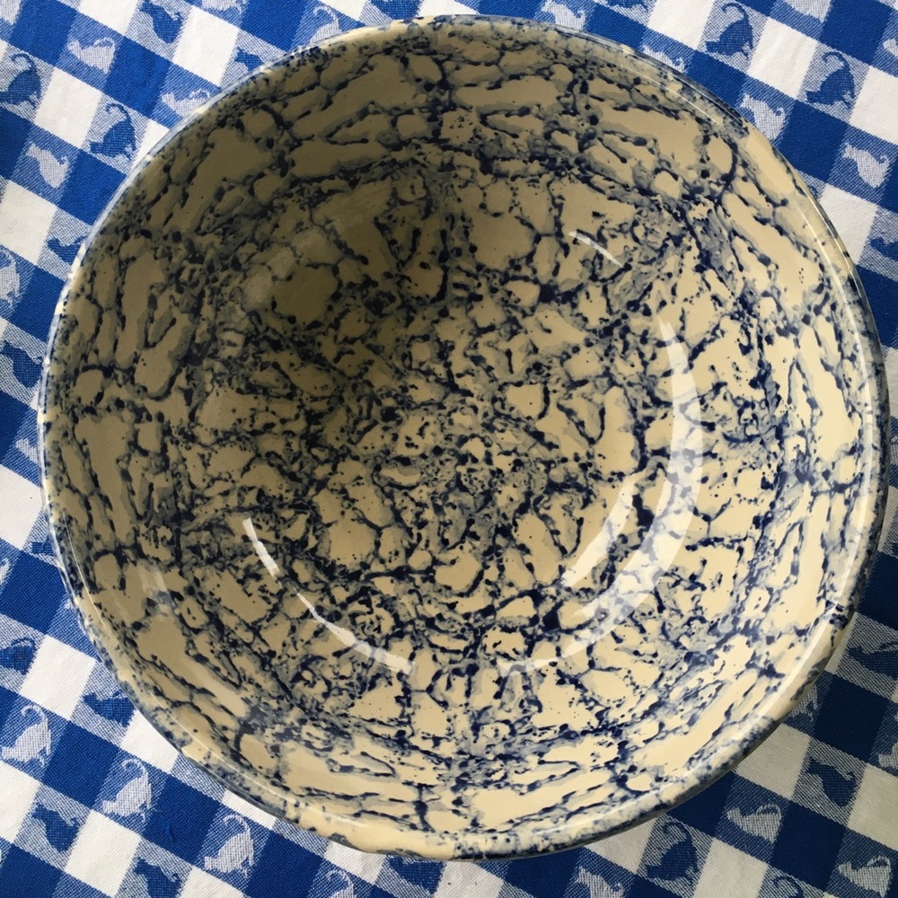 Hard to find vintage sponged bowl. Beautiful condition, no flaws. 9” diameter.